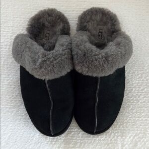 UGG Scuffette Black and Gray Shearling Slippers Size 8